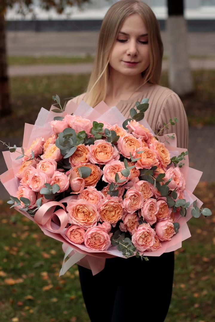 Букет из 19 кустовых роз Джульетта с эвкалиптом
