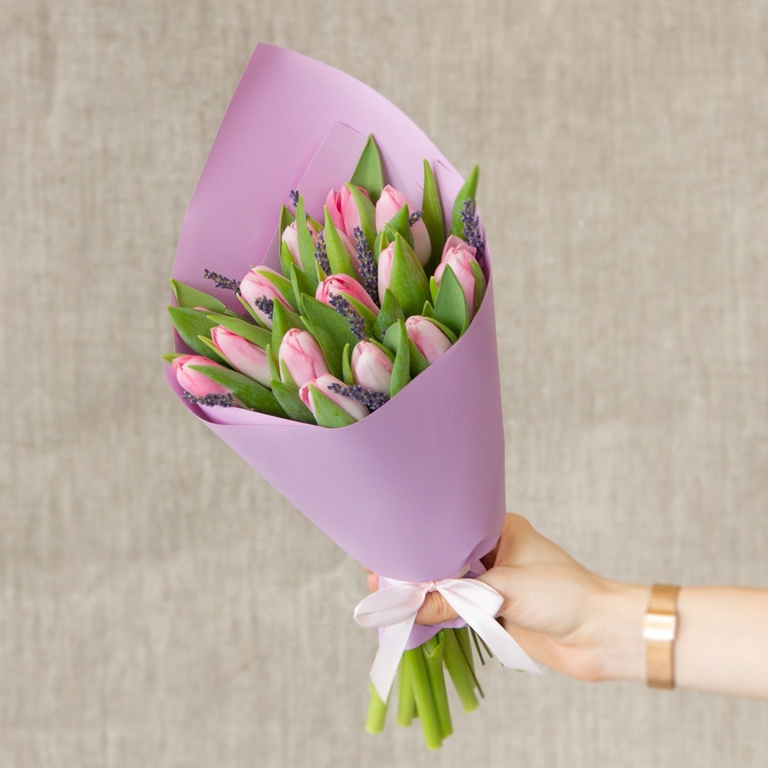 Мини букет к 8 марта из 15 розовых тюльпанов с лавандой