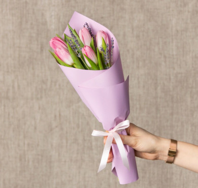 Мини букет к 8 марта из 5 розовых тюльпанов с лавандой