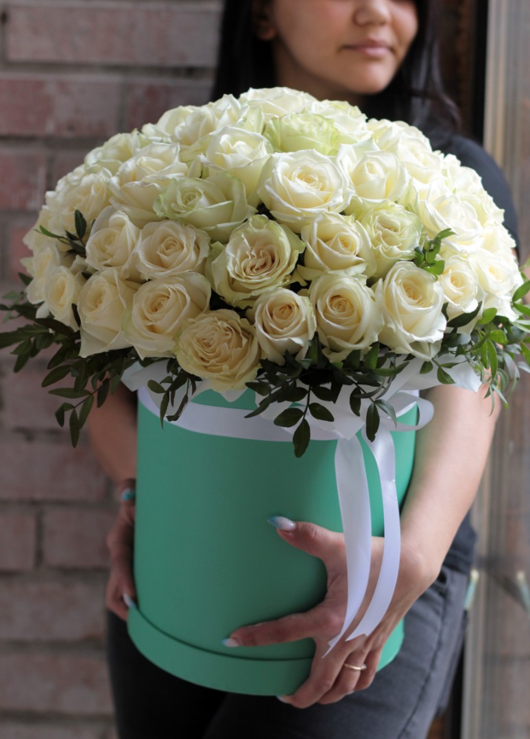 Шляпная коробка из 51 белой розы