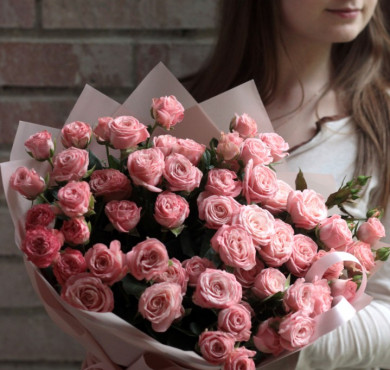 Букет из 15 кустовых роз Мадам бомбастик