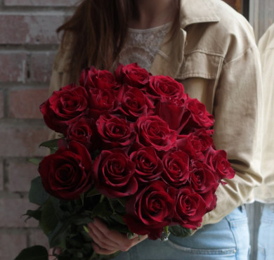 Букет из 21 красной розы 70 см