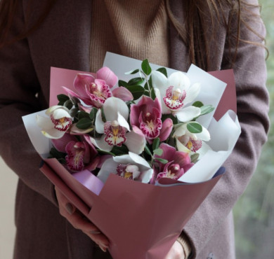 Букет бело-розовых орхидей