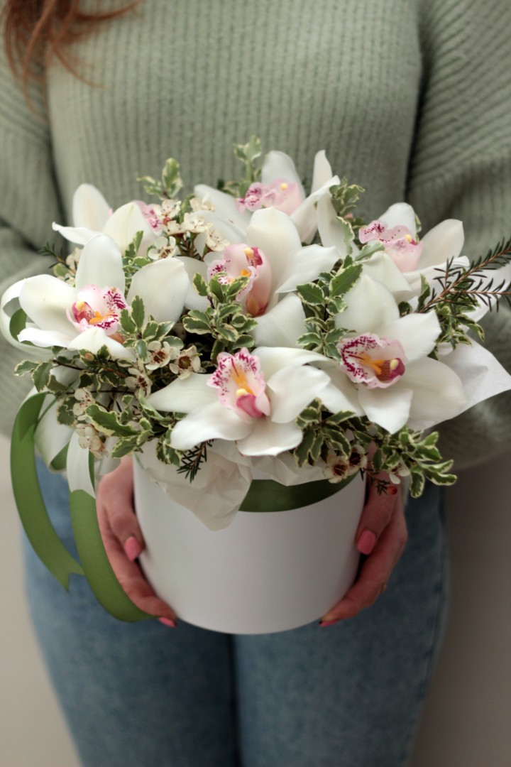 Шляпная коробка из 7 белых орхидей