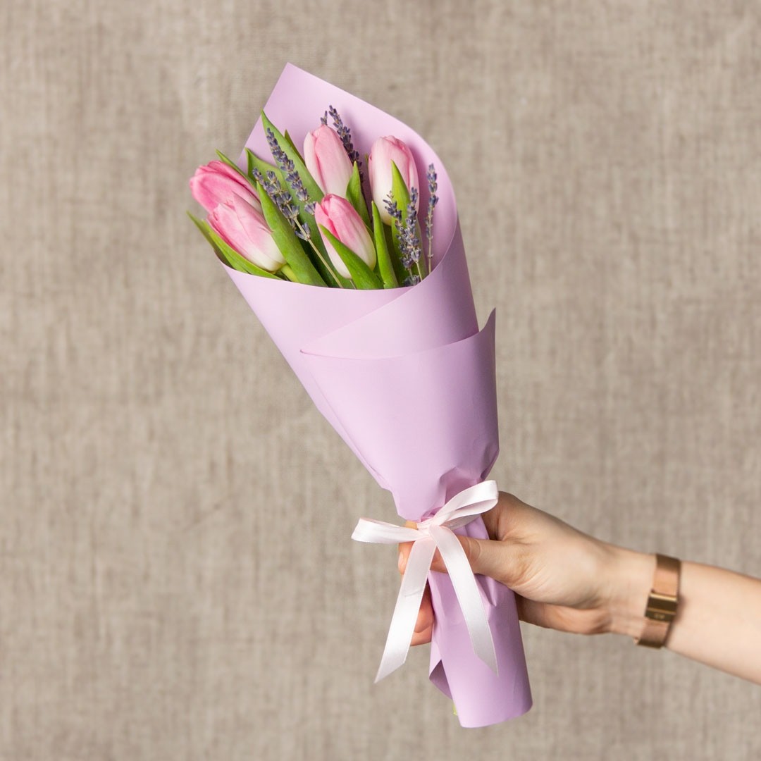 Мини букет к 8 марта из 5 розовых тюльпанов с лавандой
