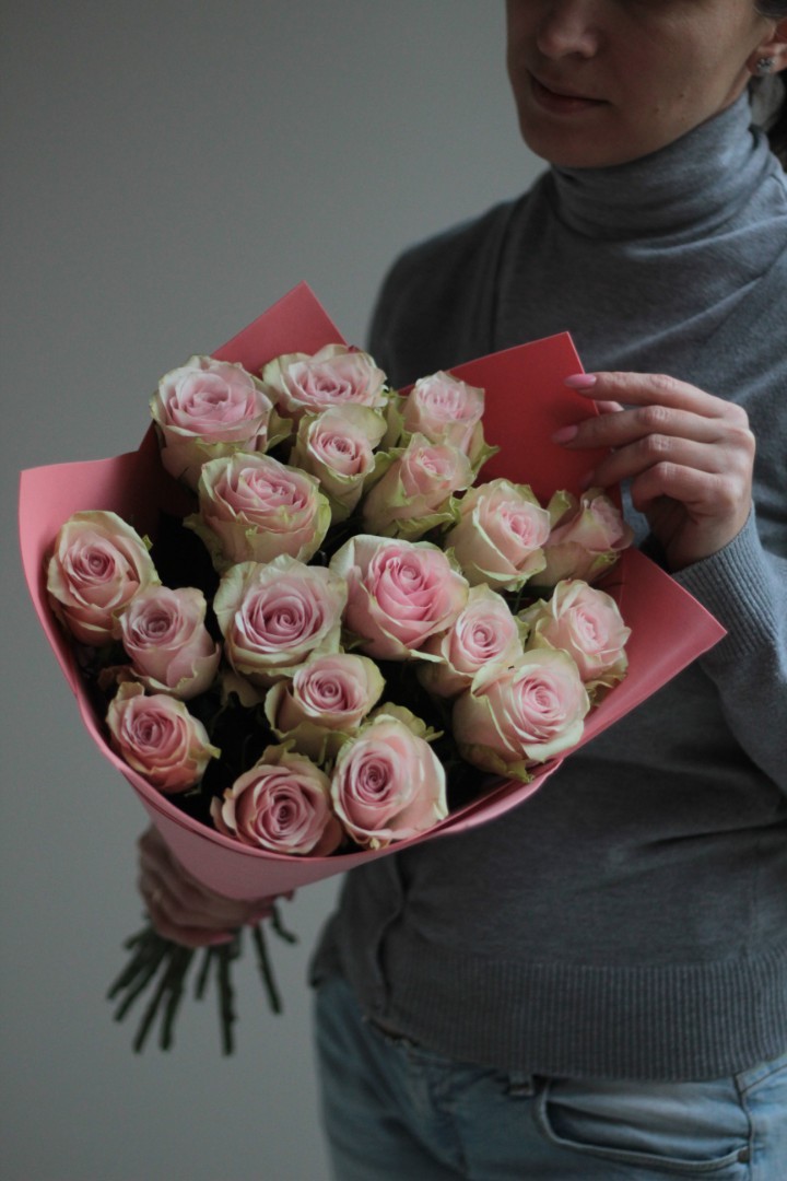 Букет из 19 нежно-розовых роз