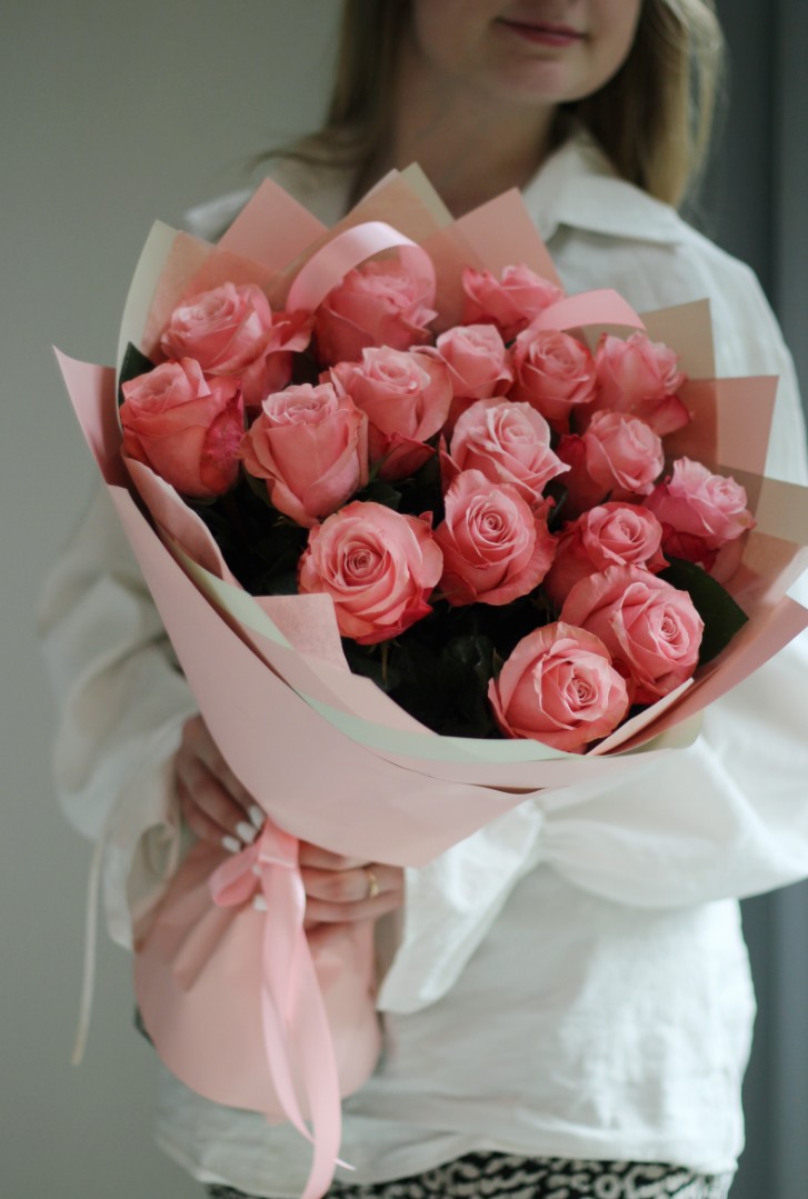 букет из 17 роз Be Sweet в упаковке