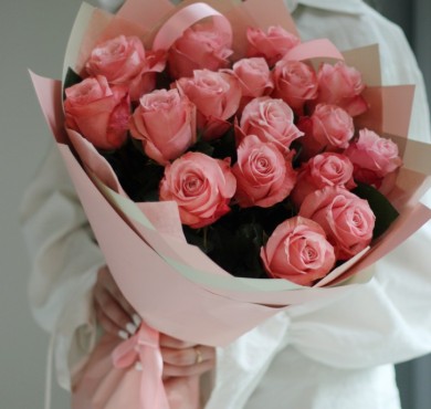 букет из 17 роз Be Sweet в упаковке