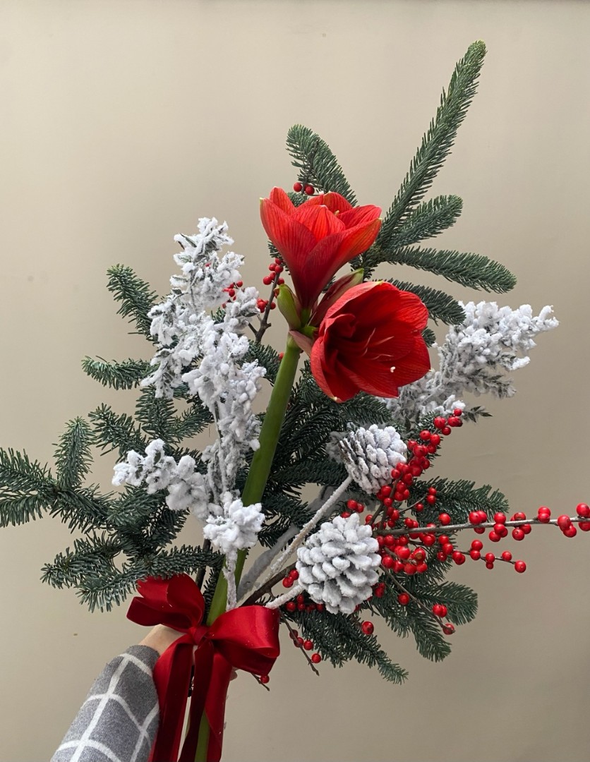 Новогодний букет  с амариллисом 
