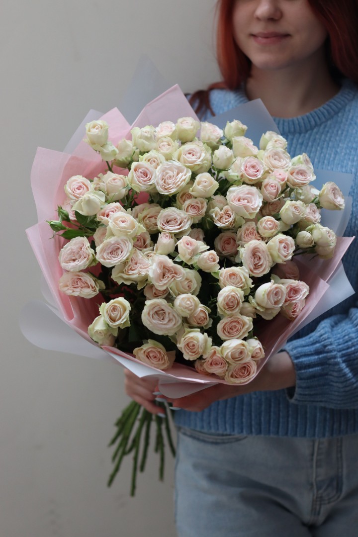 Букет из 17-ти нежных кустовых роз