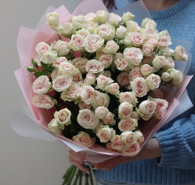 Букет из 17-ти нежных кустовых роз